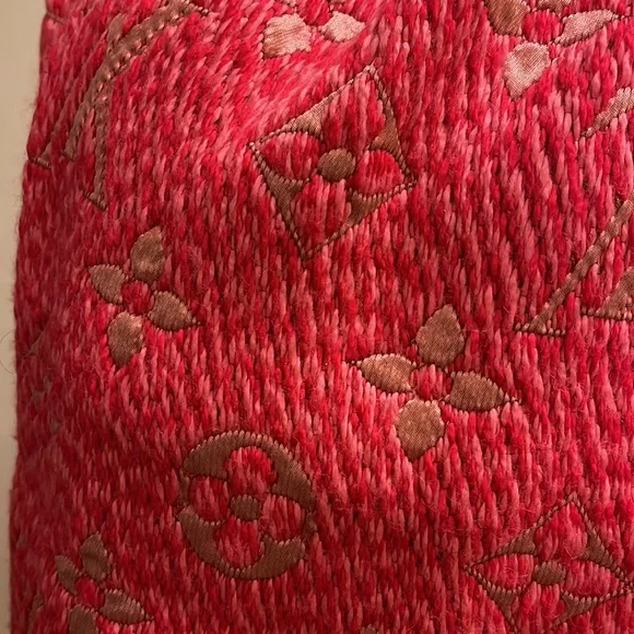 AUTHENTIC LOUIS VUITTON SCARF - Picture 6 of 6